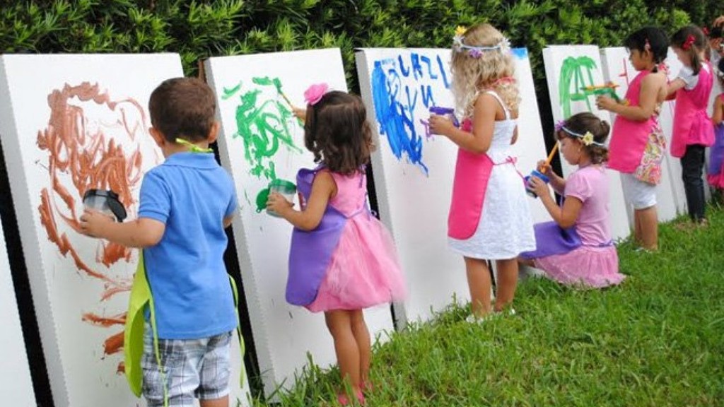 Дети рисуют